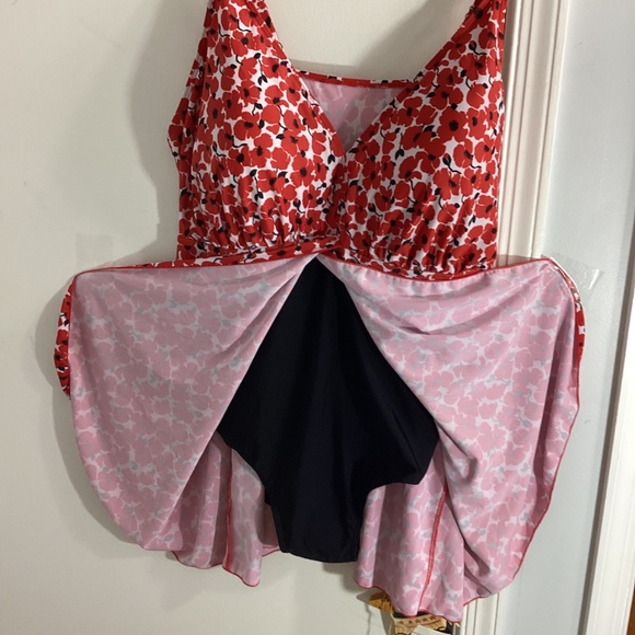 NWT PERONA WOMAN PLUS 24W FLORAL RED SWIMDRESS ONE PIECE SWIMSUIT FLATTERING - Picture 7 of 10